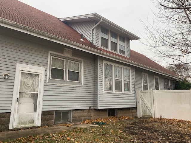 514 Marcy Street Ottawa, IL 61350 - Photo 31 of 54 a front view of a house with balcony