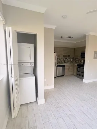 $1,800 | 115 Menores Avenue, Unit 3, Coral Gables, FL 33134
