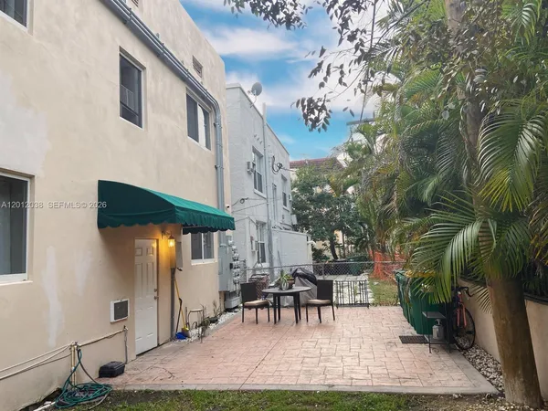 $1,800 | 115 Menores Avenue, Unit 3, Coral Gables, FL 33134