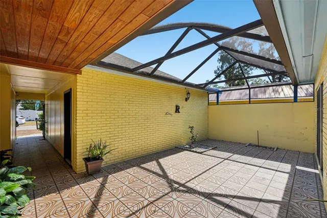 a view of a backyard