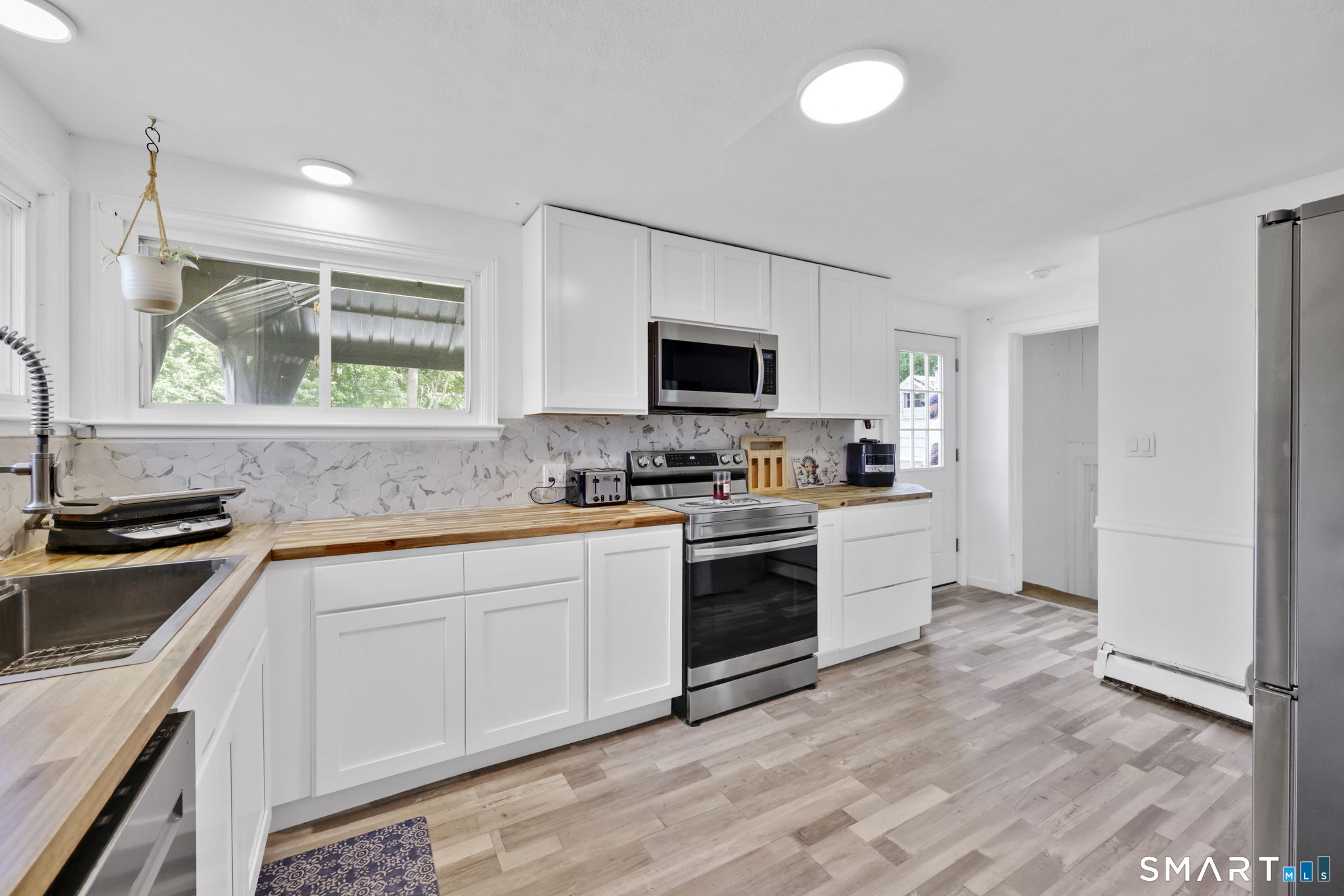 170 Weymouth Road Enfield, CT 06082 - Photo 5 of 33