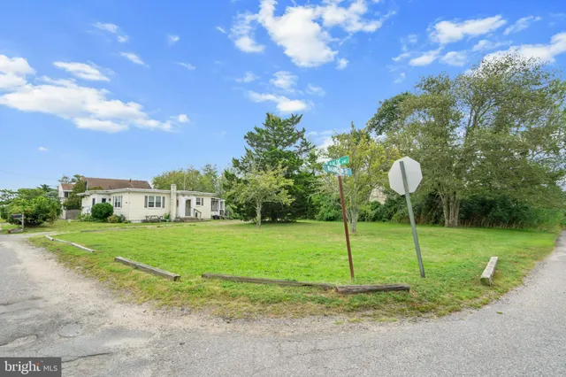 a view of a house and outdoor space and street view