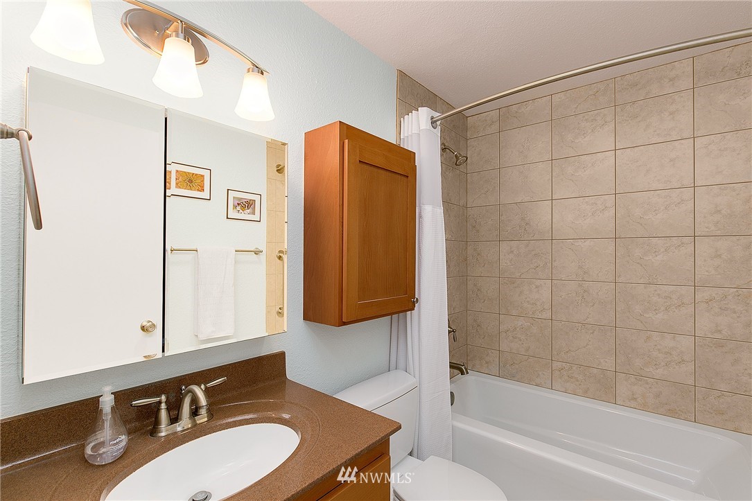 2016 Whitman Avenue Northeast Renton, WA 98059 - Photo 18 of 25