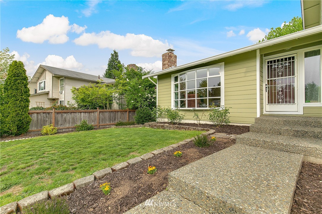 2016 Whitman Avenue Northeast Renton, WA 98059 - Photo 3 of 25