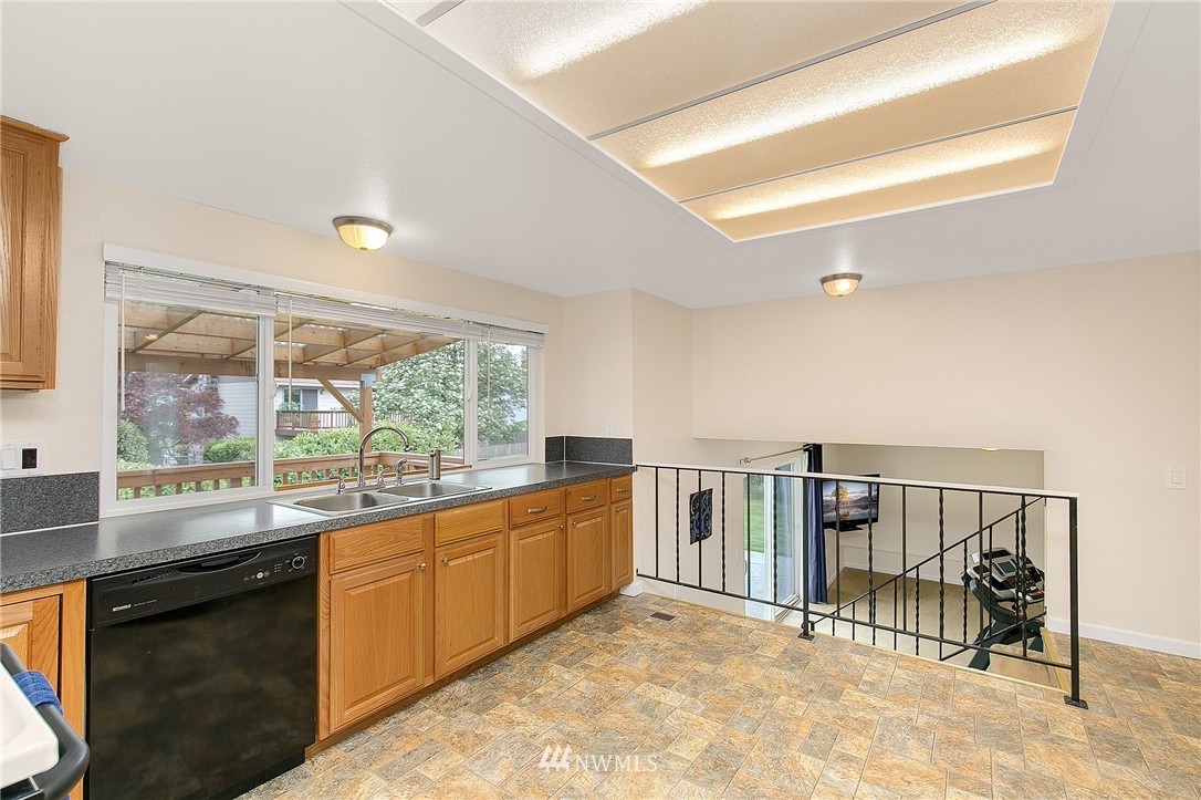 2016 Whitman Avenue Northeast Renton, WA 98059 - Photo 9 of 25
