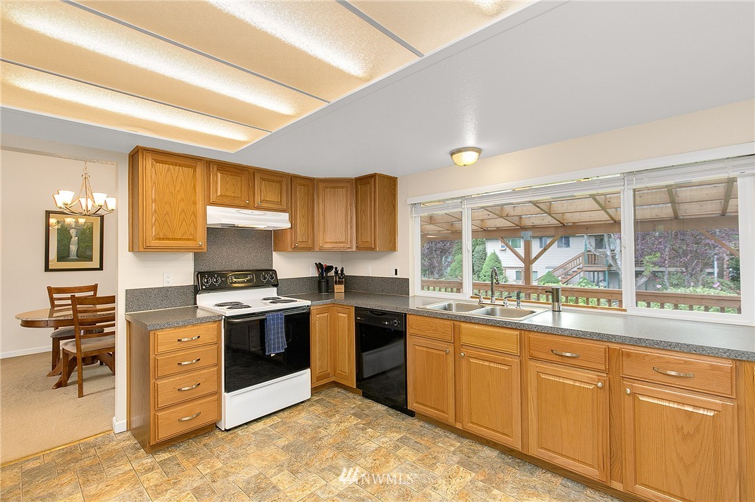 2016 Whitman Avenue Northeast Renton, WA 98059 - Photo 10 of 25