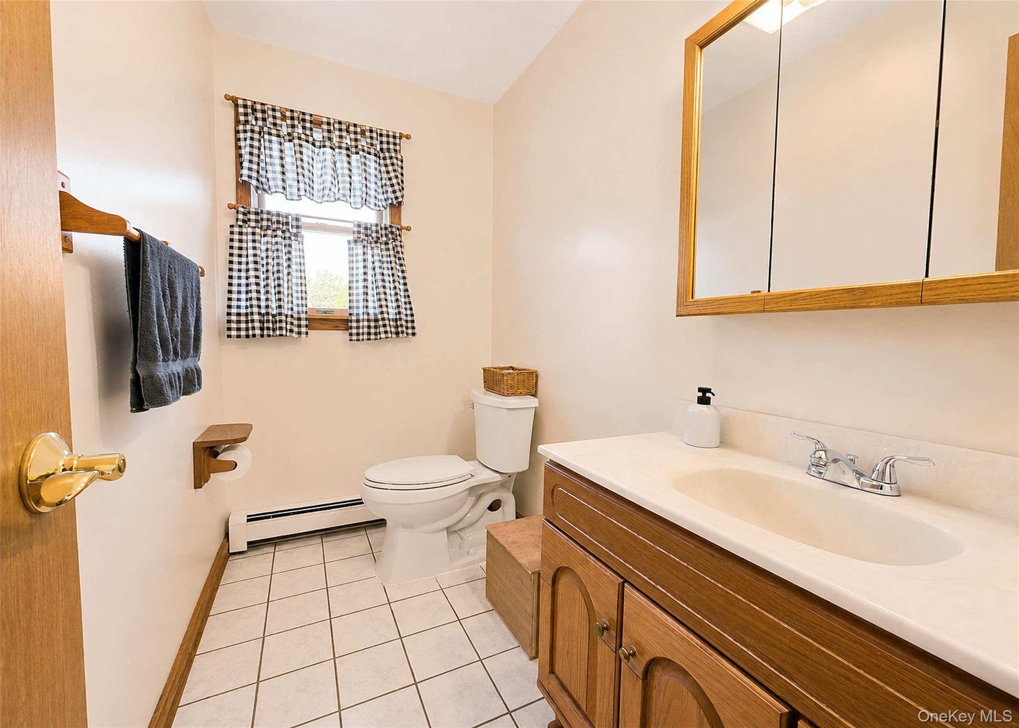 635 Farmveu Road Mattituck, NY 11952 - Photo 16 of 30 Half Bath on first level of home