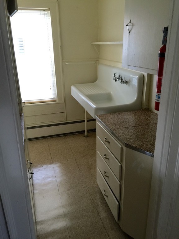 26 Greene Street Springfield, MA 01109 - Photo 9 of 13