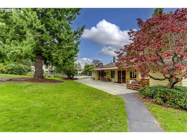 a view of a house with a yard