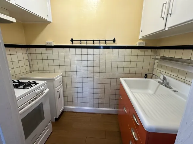 $1,100 | 455 Peckham Street, Unit 2W, Fall River, MA 02721