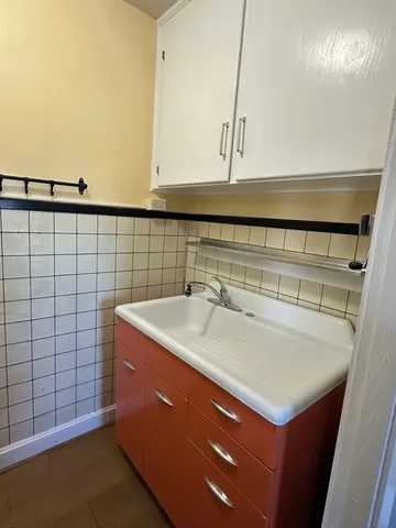 $1,100 | 455 Peckham Street, Unit 2W, Fall River, MA 02721