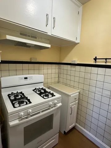 $1,100 | 455 Peckham Street, Unit 2W, Fall River, MA 02721