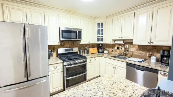 $335,999 | 2402 Candlelight Court, Helmetta, NJ 08828