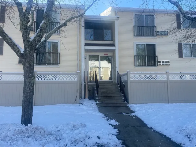 $1,800 | 29 Village Rock Lane, Unit 1, Natick, MA 01760