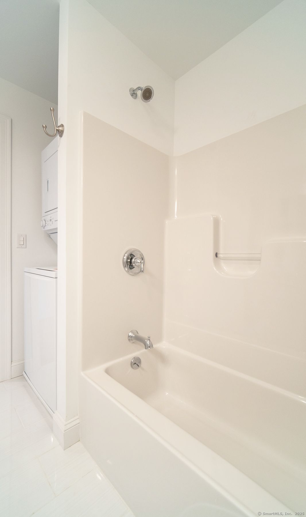 10 Fort Hill Road, Unit 3B Groton, CT 06340 - Photo 16 of 24 a bathroom with a bathtub