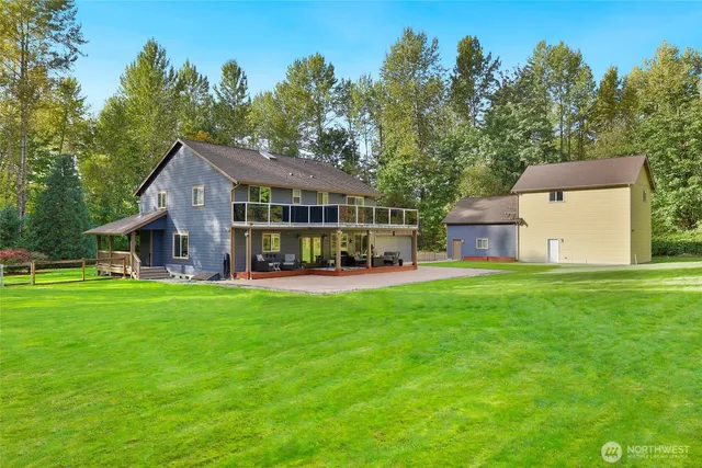 a view of a house with backyard and garden