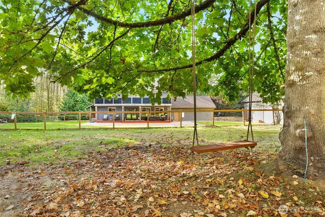 a view of a house with backyard