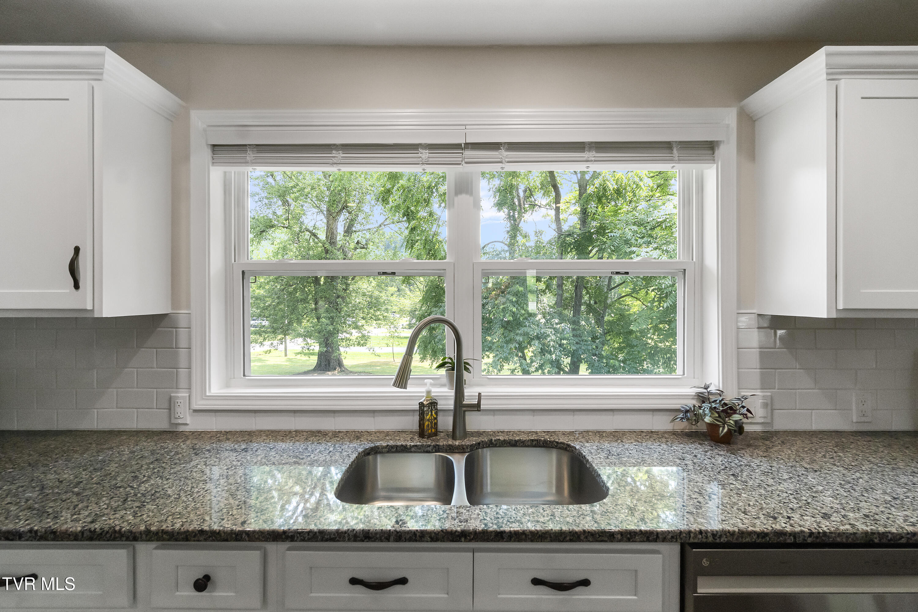 1908 Old Tusculum Road Greeneville, TN 37745 - Photo 5 of 37 Granite
