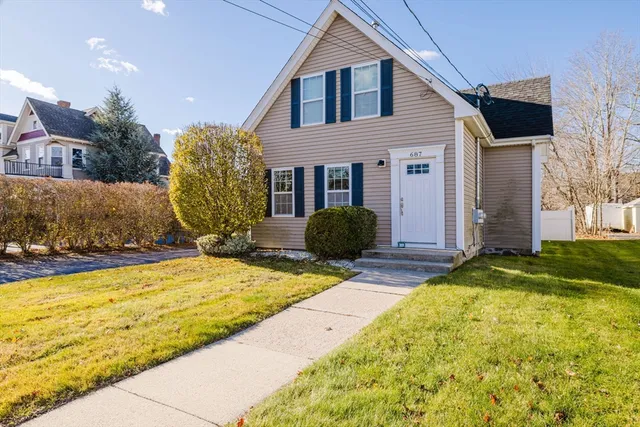 a view of backyard of the house
