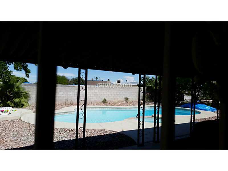Swimming Pool/Hot Tub/Sauna. Huge yard with covered patio and pool