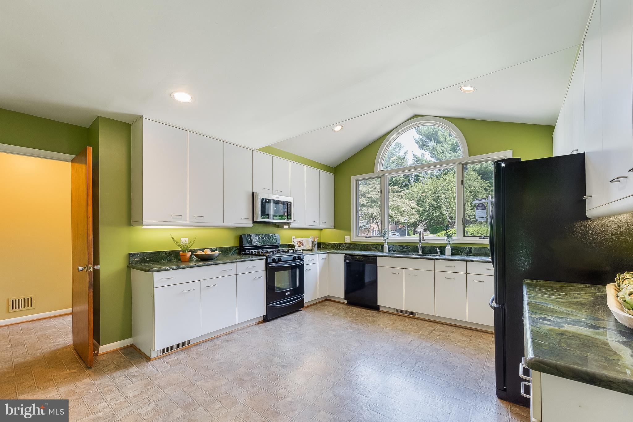 9528 Rockport Road Vienna, VA 22180 - Photo 4 of 49 Polished sea wave green granite countertops
