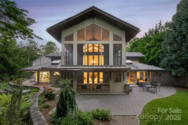 a sign that is sitting on a brick wall