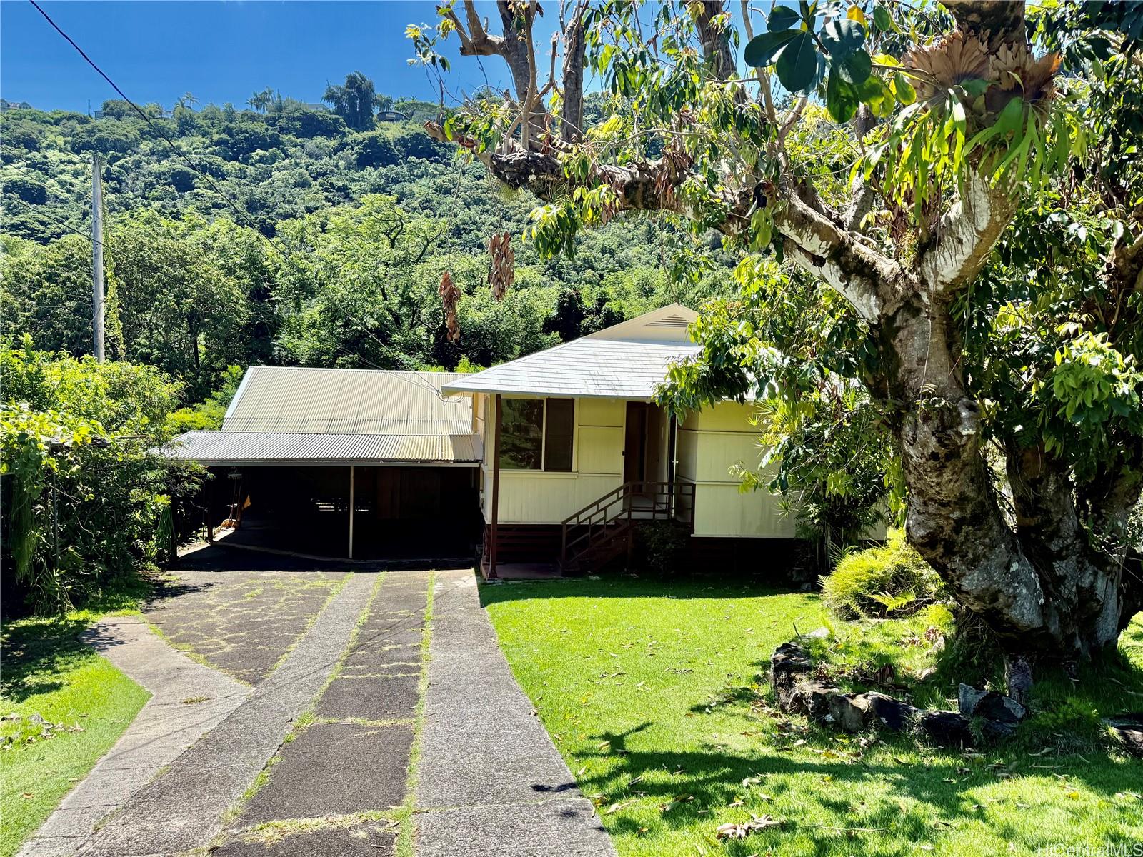 2816 Booth Road Honolulu, HI 96813 - Photo 1 of 17 a front view of a house with a yard