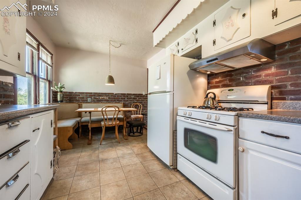 2233 Daniel Road Pueblo, CO 81006 - Photo 13 of 48 a kitchen with table and chairs
