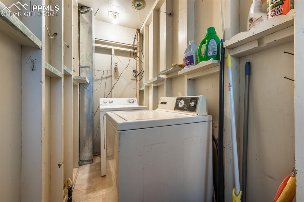 2233 Daniel Road Pueblo, CO 81006 - Photo 14 of 48 a utility room with dryer and washer