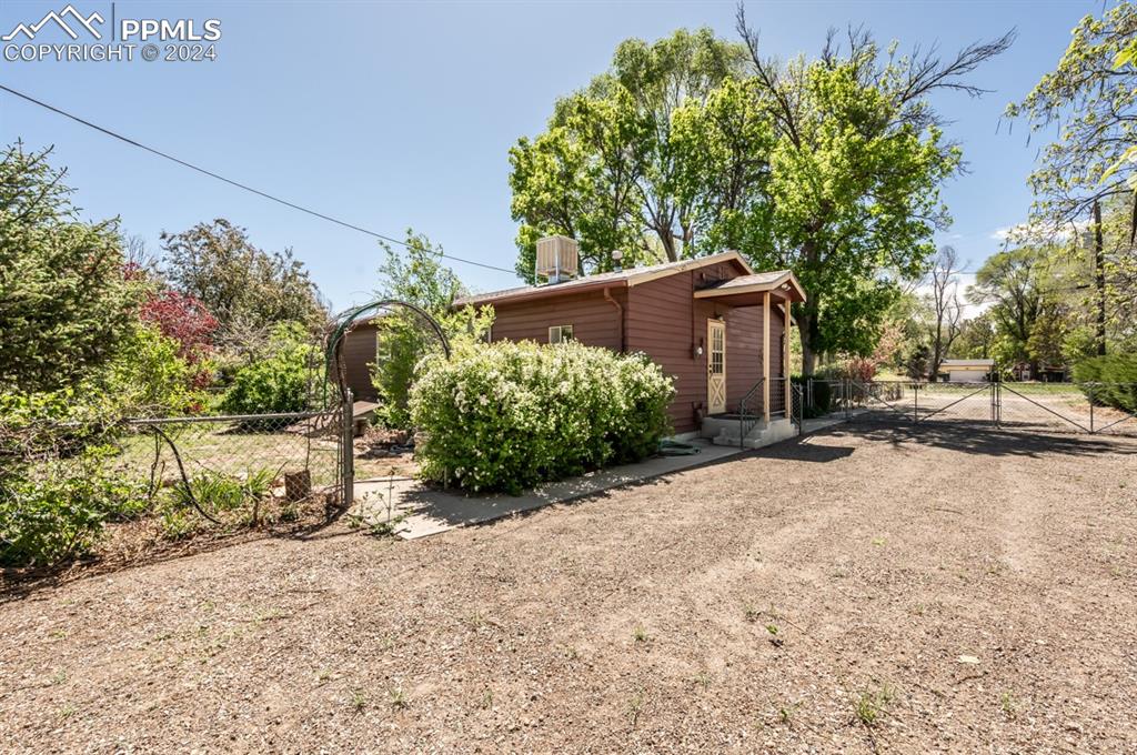 2233 Daniel Road Pueblo, CO 81006 - Photo 22 of 48 a backyard of a house with lots of green space