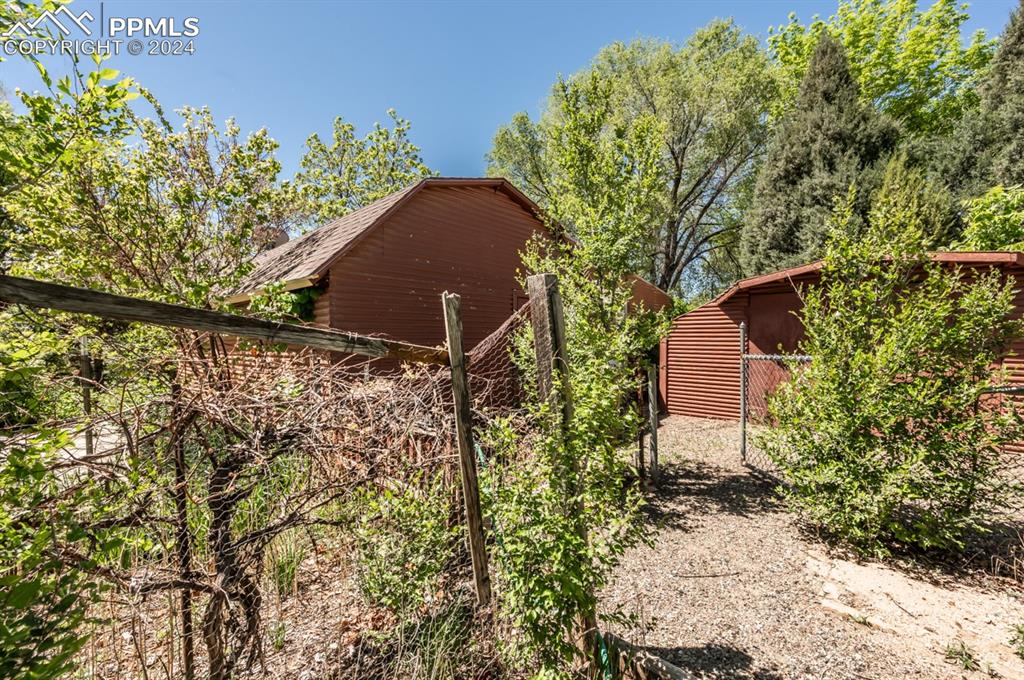 2233 Daniel Road Pueblo, CO 81006 - Photo 37 of 48 a backyard of a house with lots of green space