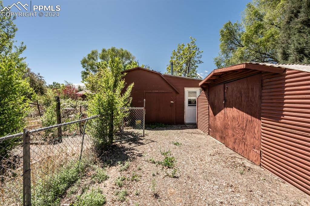 2233 Daniel Road Pueblo, CO 81006 - Photo 38 of 48 a backyard of a house with lots of green space