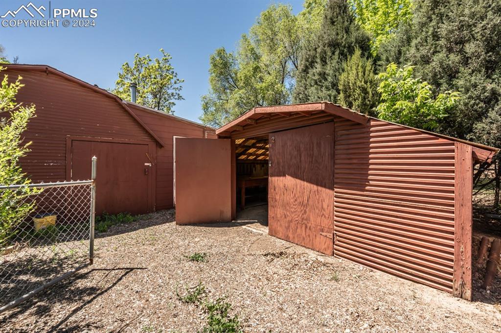 2233 Daniel Road Pueblo, CO 81006 - Photo 39 of 48 a backyard of a house with lots of green space
