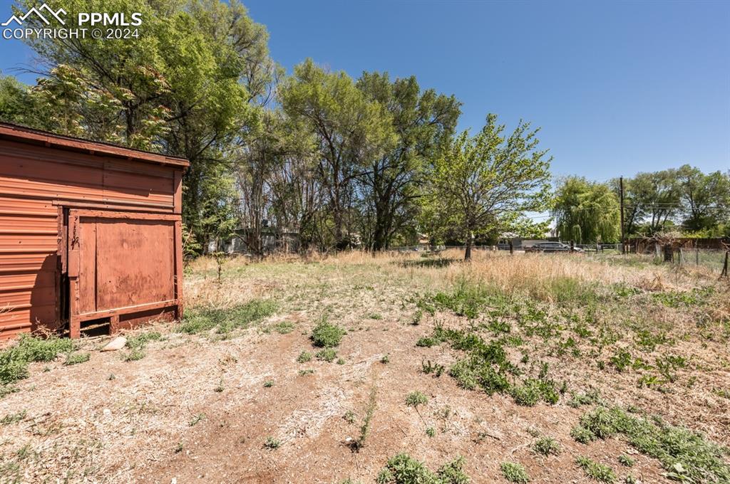 2233 Daniel Road Pueblo, CO 81006 - Photo 45 of 48 a backyard of a house with large trees