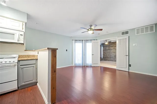 $950 | 2314 Bamboo Drive, Unit I304, Arlington, TX 76006