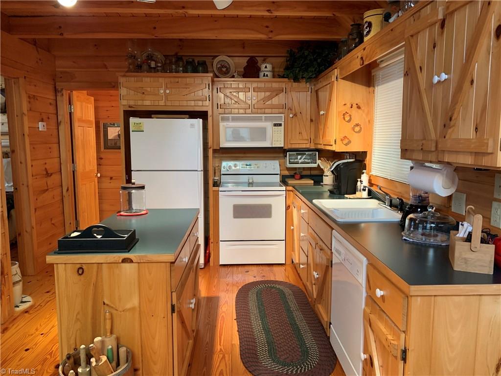 310 Doe Run Purlear, NC 28665 - Photo 6 of 15