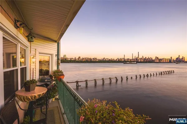 $699,900 | 116 The Promenade, Unit 116, Edgewater, NJ 07020