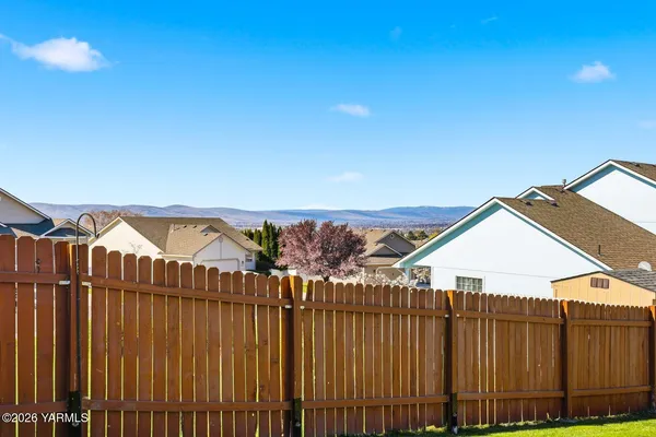 $475,000 | 810 Overbluff Lane, Yakima, WA 98901