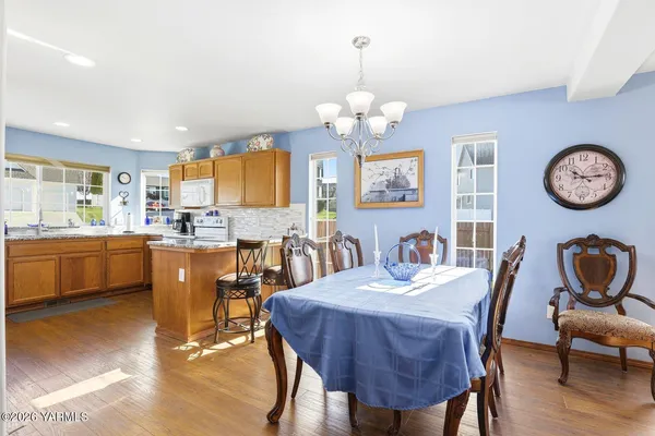 $475,000 | 810 Overbluff Lane, Yakima, WA 98901