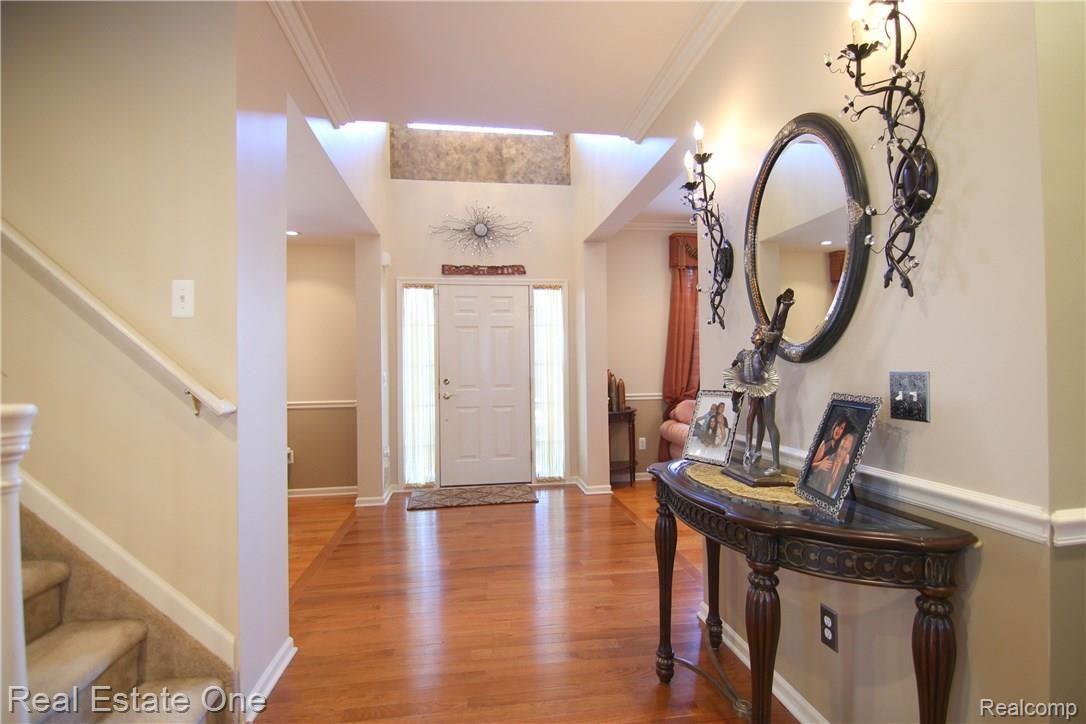 3046 Penn Court Rochester, MI 48307 - Photo 2 of 38 Penn Ct Foyer.jpg