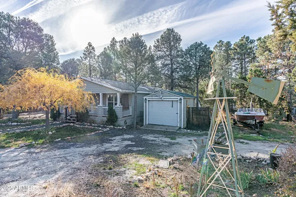 $299,500 | 2179 Hackamore Drive, Overgaard, AZ 85933