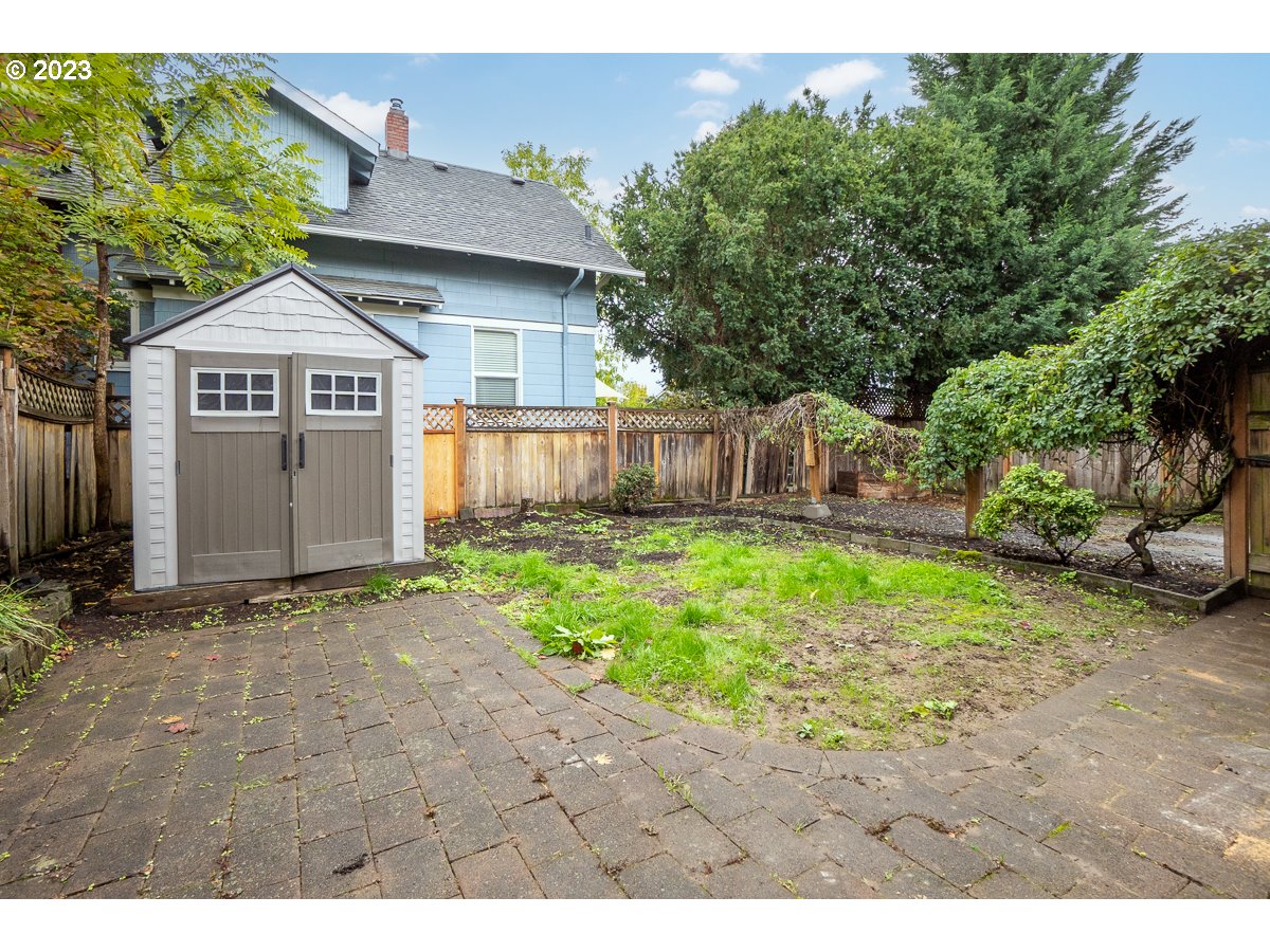 1410 Southeast 35th Avenue Portland, OR 97214 - Photo 34 of 39 a front view of a house with garden