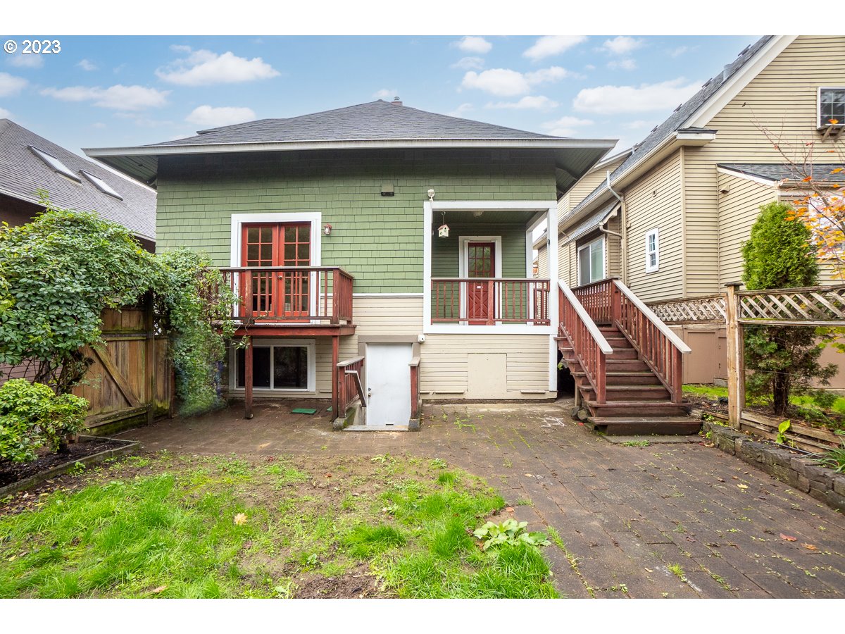 1410 Southeast 35th Avenue Portland, OR 97214 - Photo 35 of 39 a front view of a house with a garden