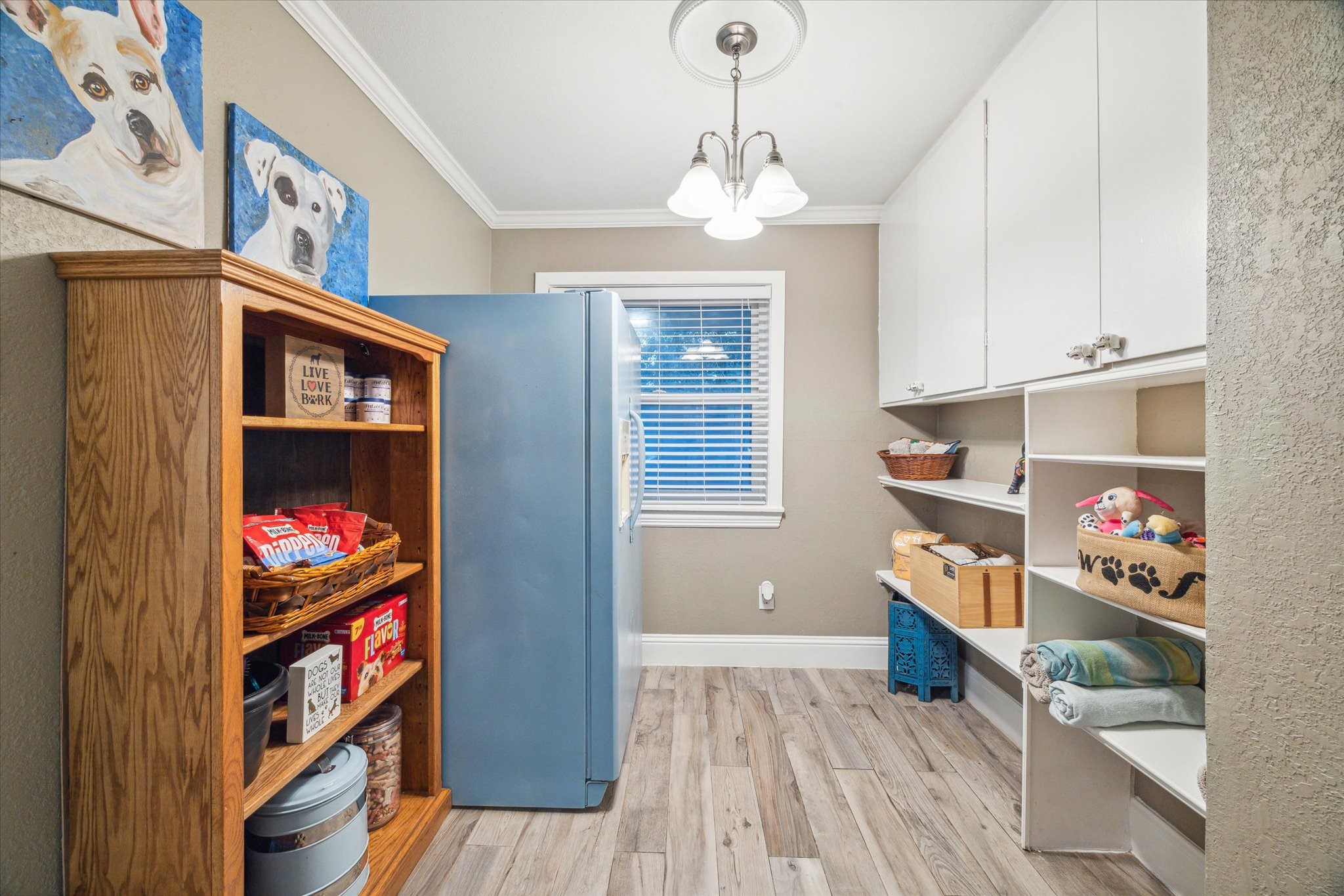 5 Tree Frog Drive Houston, TX 77074 - Photo 12 of 35 a view of a room with shelves