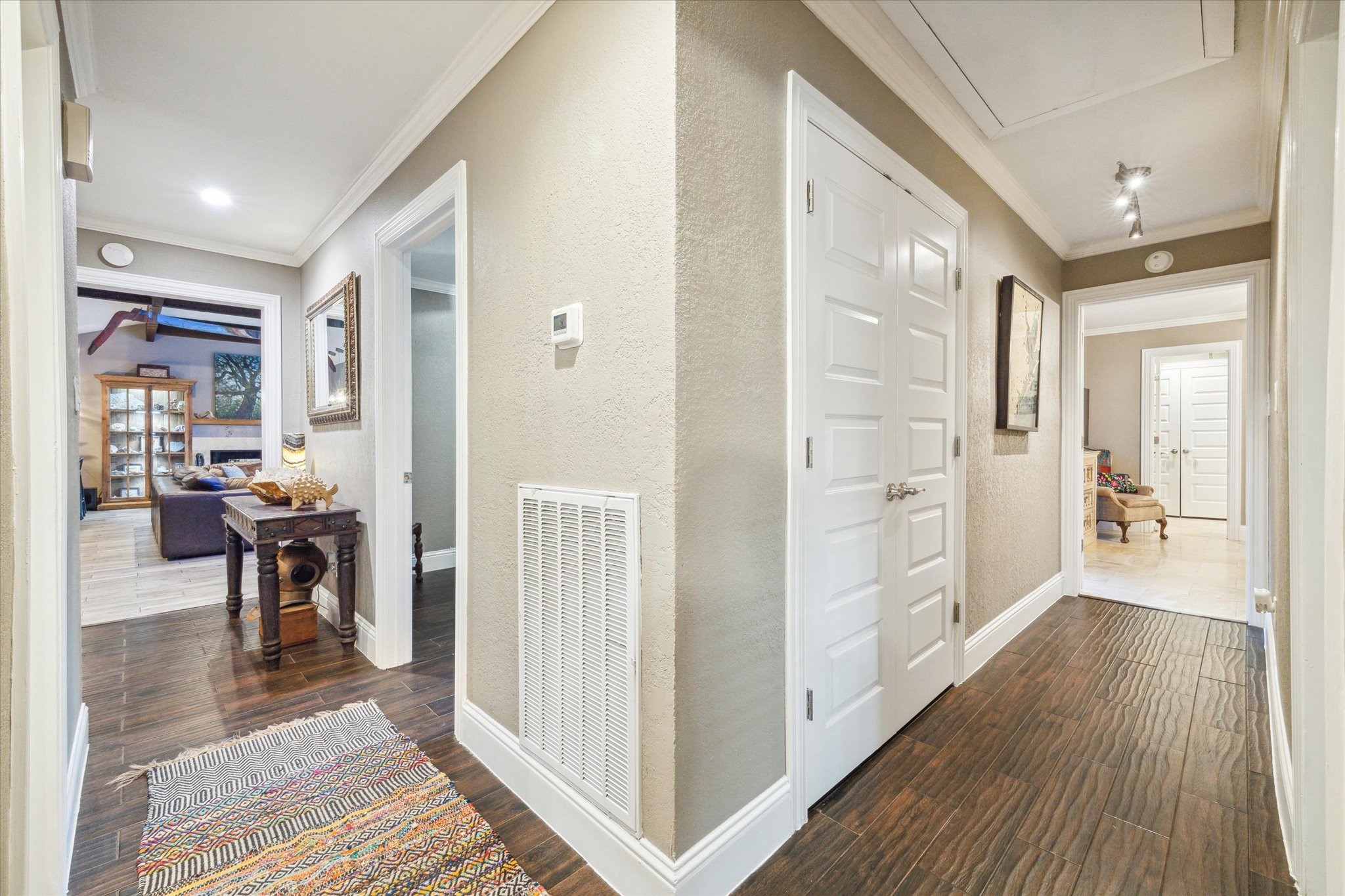 5 Tree Frog Drive Houston, TX 77074 - Photo 15 of 35 a view of a hallway with wooden floor and furniture