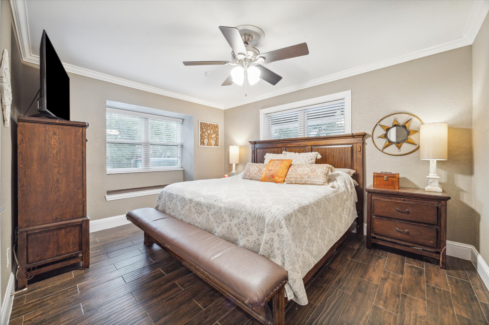 5 Tree Frog Drive Houston, TX 77074 - Photo 21 of 35 a bedroom with a bed and a window