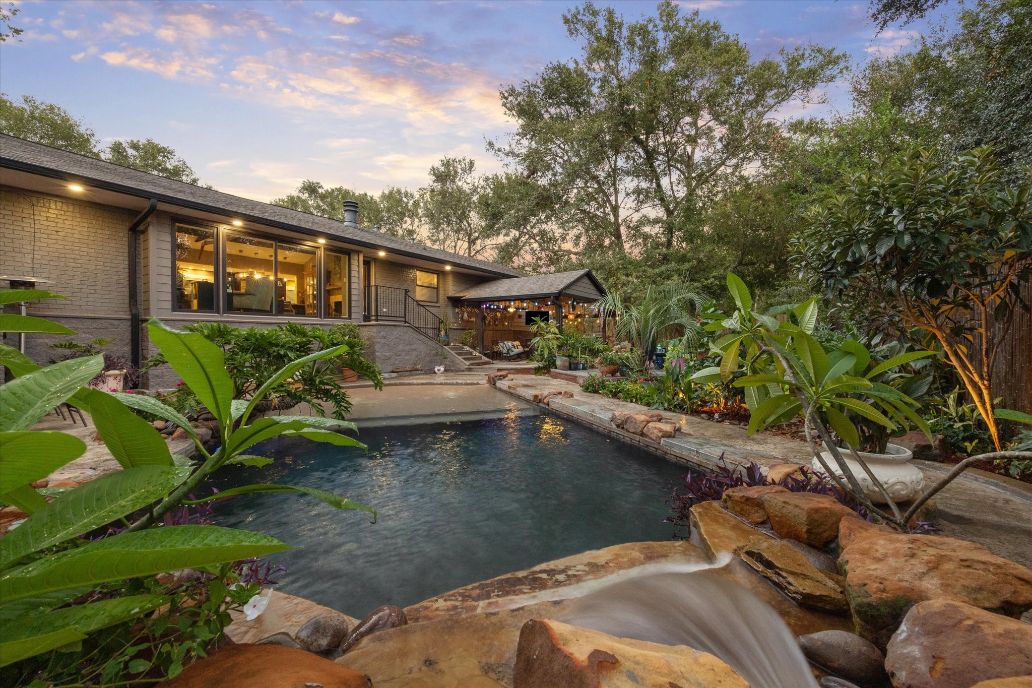 5 Tree Frog Drive Houston, TX 77074 - Photo 26 of 35 a backyard of a house with table and chairs