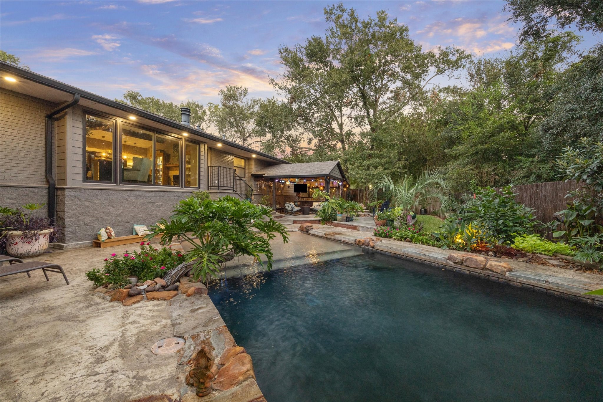 5 Tree Frog Drive Houston, TX 77074 - Photo 27 of 35 a view of a patio with table and chairs and potted plants