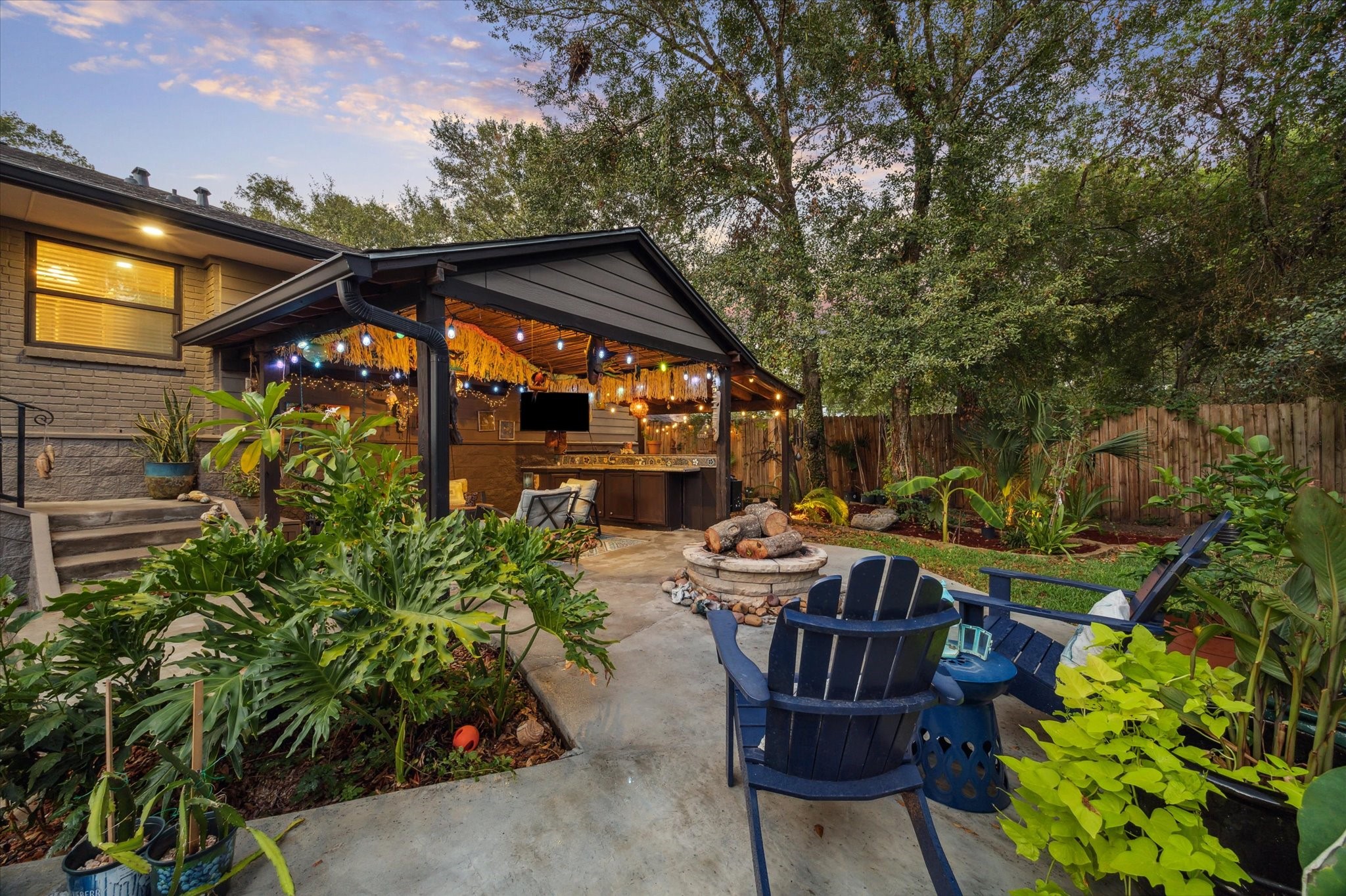 5 Tree Frog Drive Houston, TX 77074 - Photo 28 of 35 a view of a patio with table and chairs potted plants with wooden floor and fence