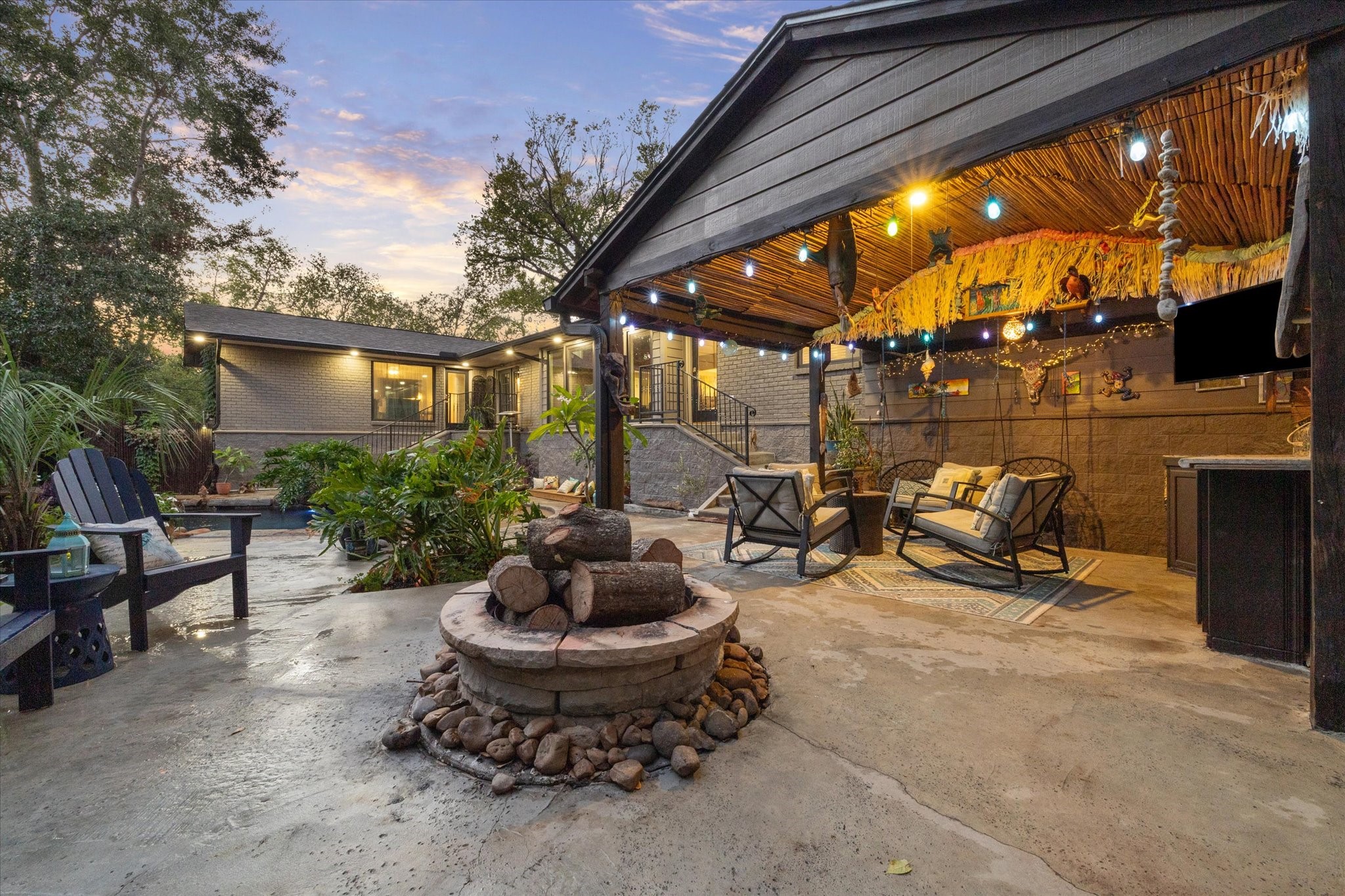 5 Tree Frog Drive Houston, TX 77074 - Photo 31 of 35 a view of a patio with couches and potted plants